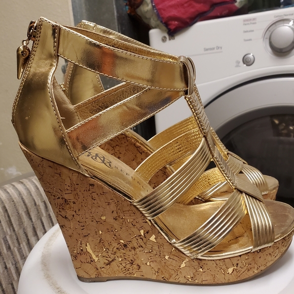 Gold shoes - Picture 2 of 4